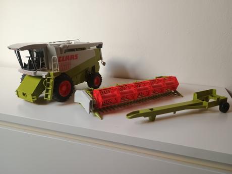 Kombajn claas so žacím zariadením,