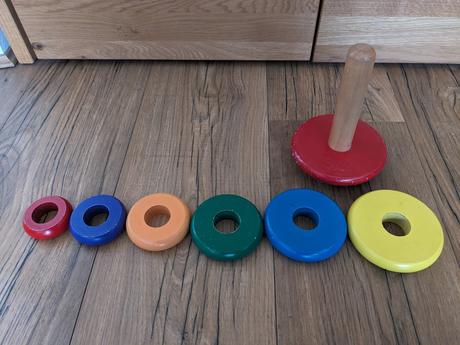 Drevená navliekacia veža,