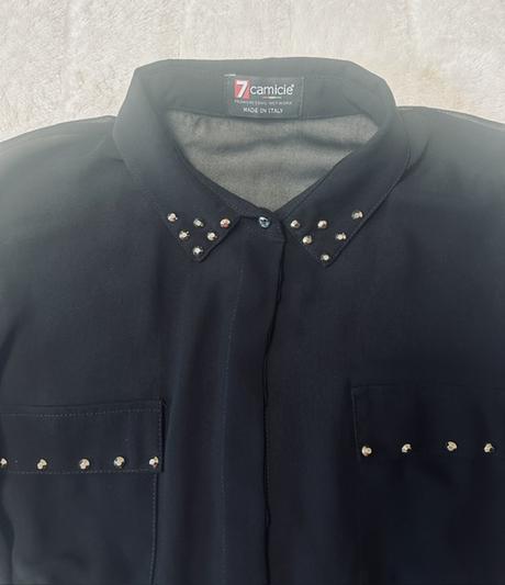 Čierna tenká blúzka s ozdobou na golieri 7camicie, l / m