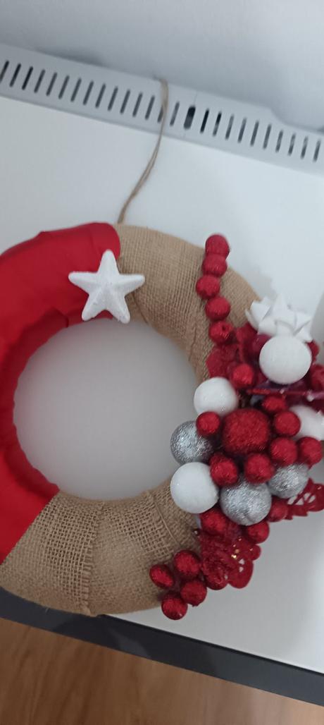 Vianočný veniec s trblietavými doplnkami,