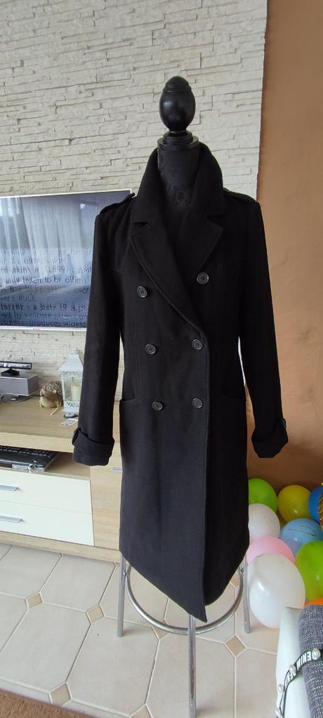 Dlhý čierny kabát, m