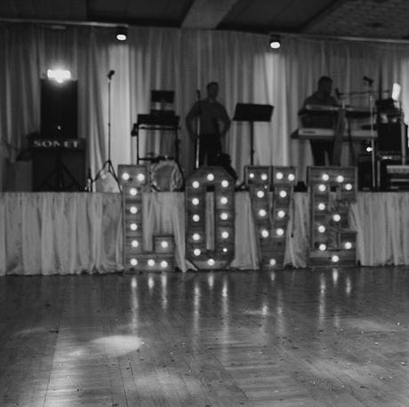 Predám drevený nápis love, 