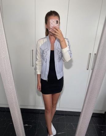 Bledomodrá bomberka, reserved,s