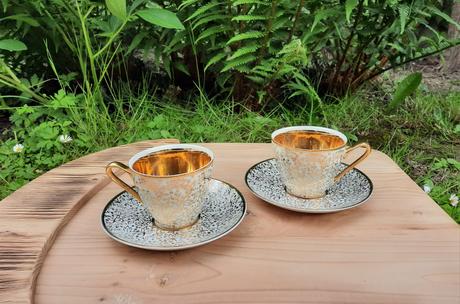 Porcelánové šálky s lístkami, 