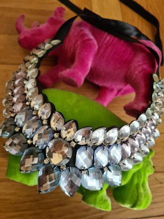 Jemny farebny nahrdelnik, 