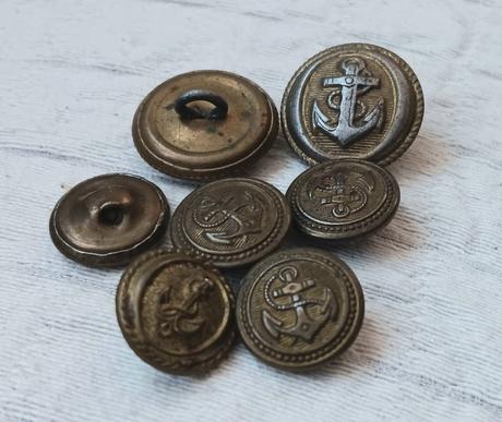 Vojenské gombíky s kotvou,