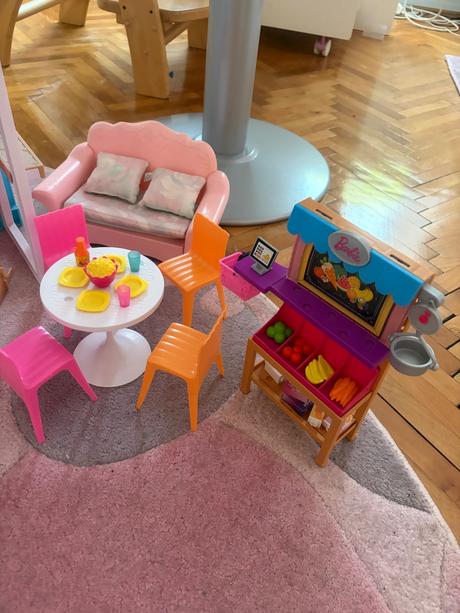 Barbie domček a rôzne doplnky,