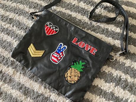 Kabelka s nášivkami,