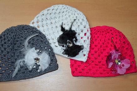 Háčkovaná čiapočka s kvetom, <50 - 158