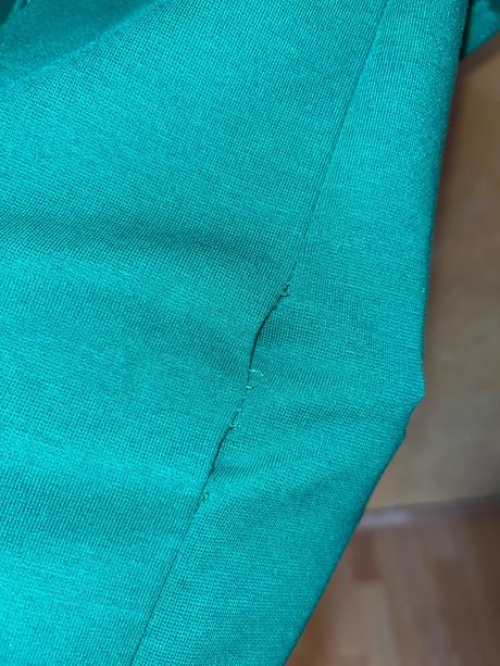 Formálne midi smaragdove šaty s volánom na zips, s