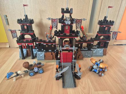 Lego 8877 vladek's dark fortress,
