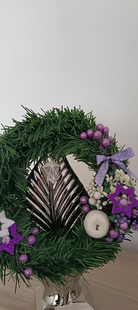 Vianočný veniec lilac s lampášikom,