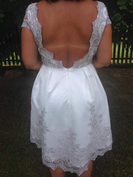 Krasne bielo-strieborne saty, 42