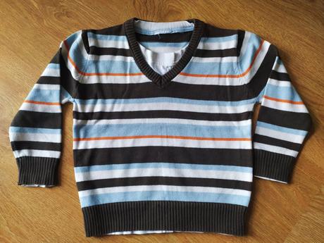 Sveter s falošným tričkom, 110