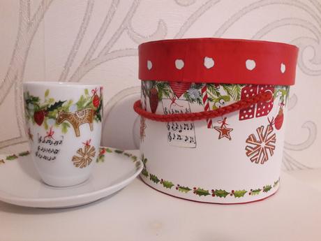 Porcelanovy vianocny set salok a podsalok na kavu, 