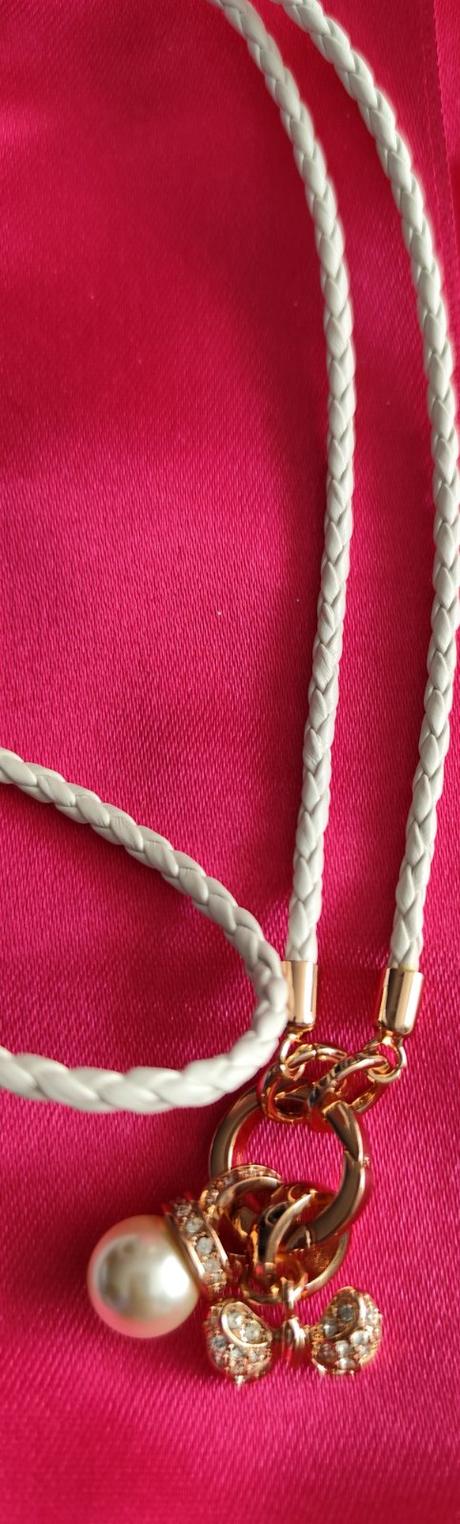 Náhrdelník s koženou šnúrkou, 