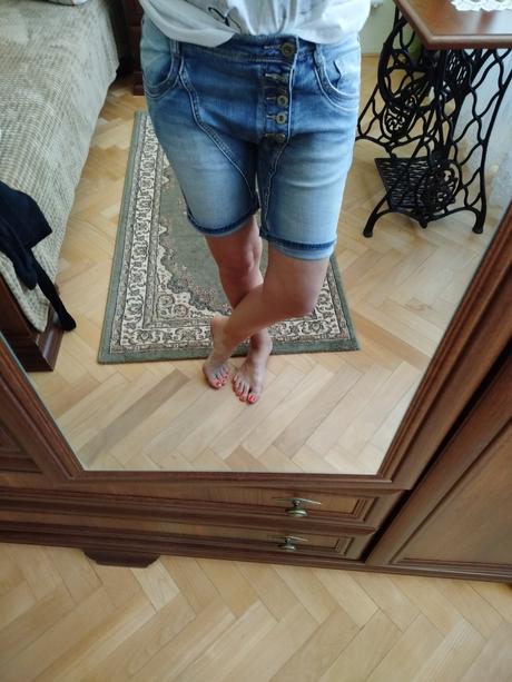 Kraťasy s padnutým pudlom, piazza italia,s