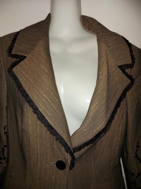 Elegantný vyšivaný kostým, s