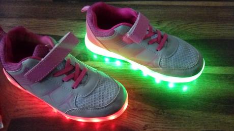 Svietiace tenisky už aj s poštou., 35