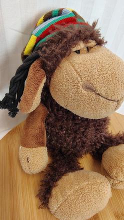 Plyšová hnedá ovečka s čiapkou, nici, 25 cm, 