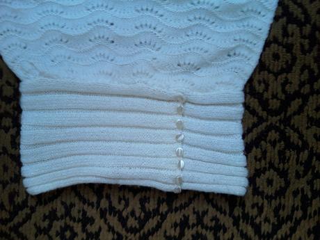 Ručne pletený biely pulover, s