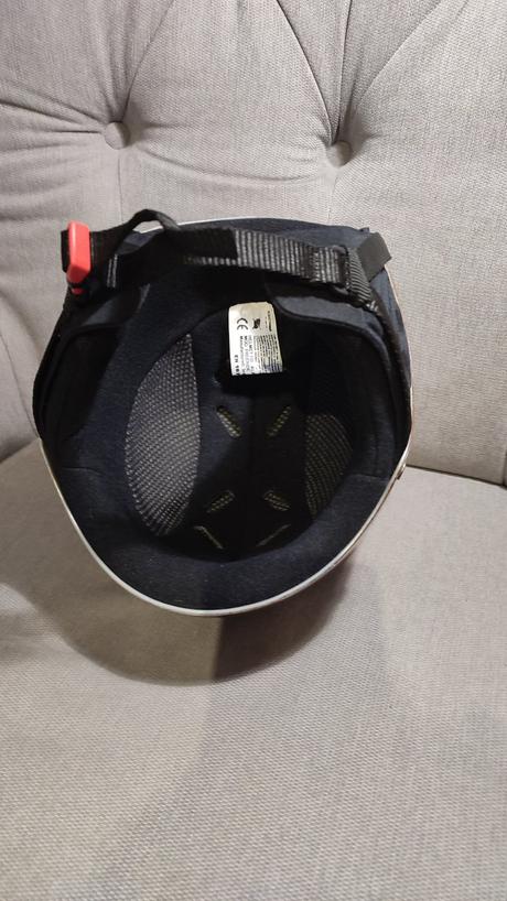 Predám kvalitnú detskú lyžiarsku prilbu carrera ., xs