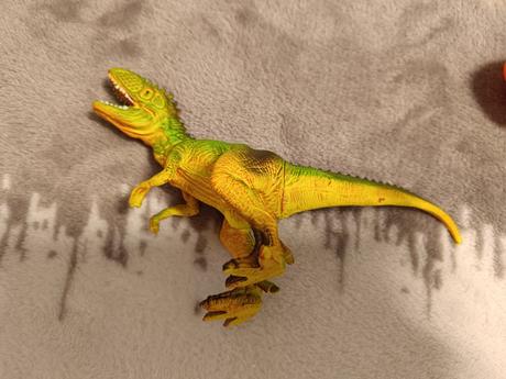 Vojak s člnom a dinosaurom,