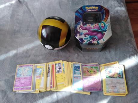 Pokemon plechovky +100 kariet,