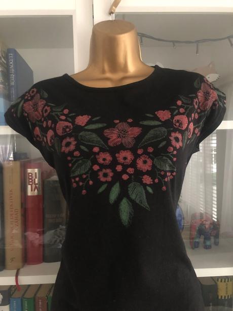 Čierne tričko s kvietkami, 38