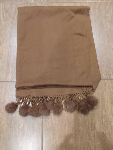 Šál s kozusinovymi brmbolcami, 