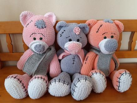 Háčkovaní mackovia so záplatou, 