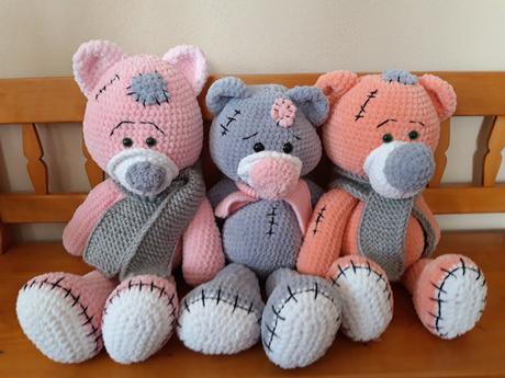 Háčkovaní mackovia so záplatou, 