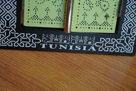 Zrkadlo s dierkami z tuniska,