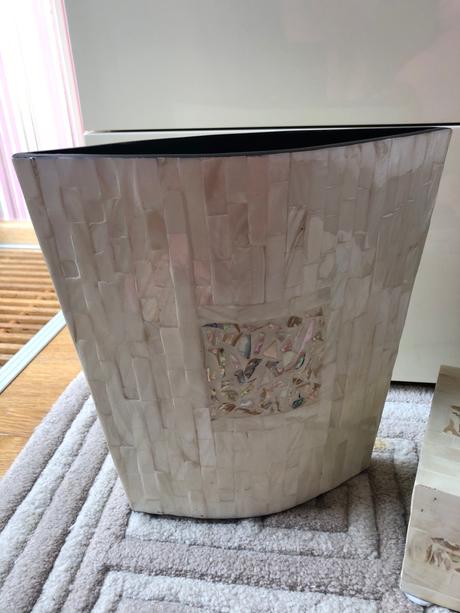 Box na servítky a váza z perlete, 