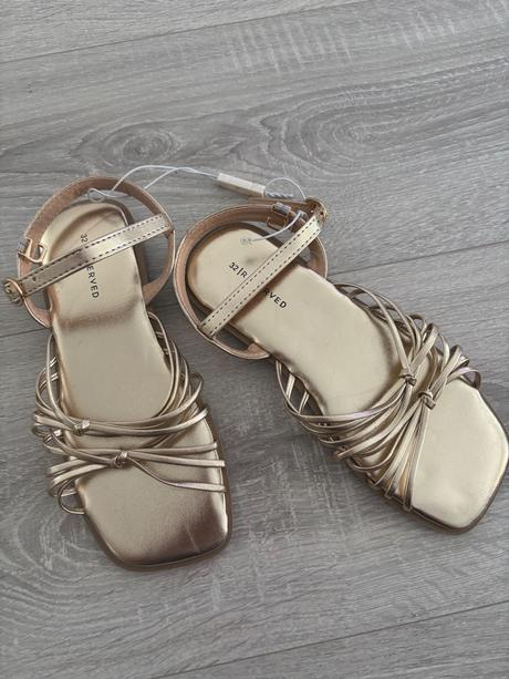 Sandalky, reserved,32