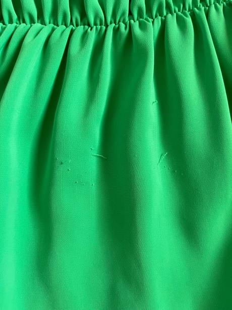 Zelené volánové šaty, s