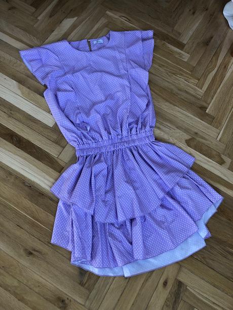 Krásne letné fialkové bodkované šaty,