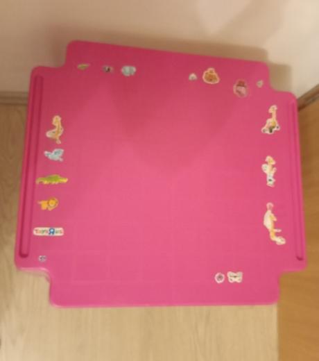 Ružový plastový stolík, 