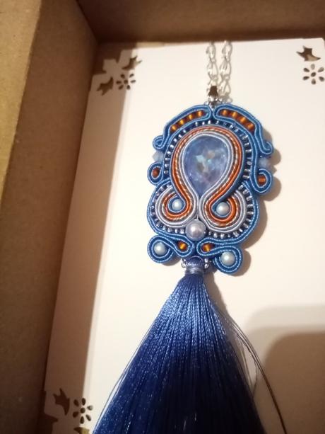 Sutaškový náhrdelník,