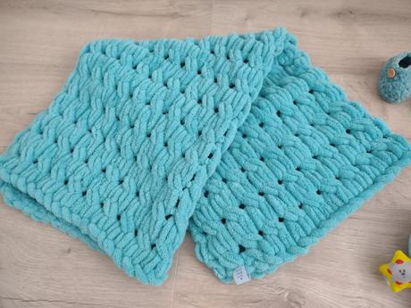 Hačkovana puffy tyrkysova deka s papuckami a hračk, 