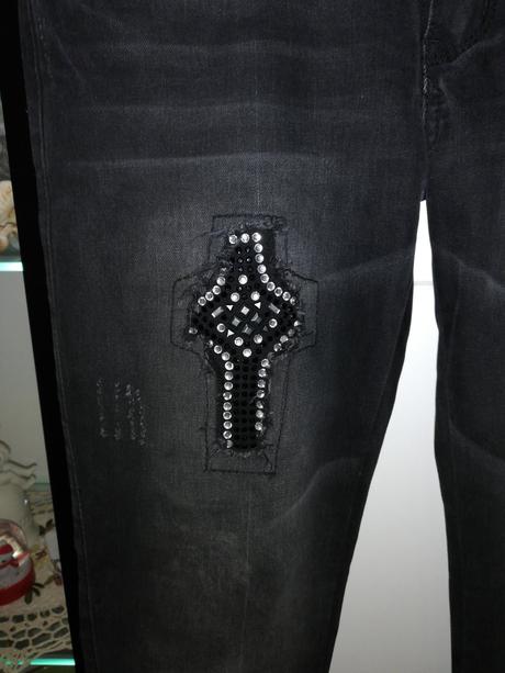 Čierne rifle s aplikáciami, m