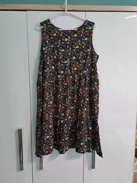 Kvetinkové šaty, 40