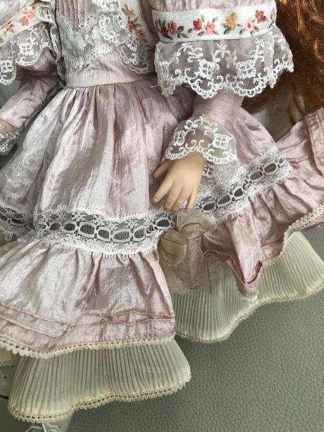 Porcelanova babika so stojanom,