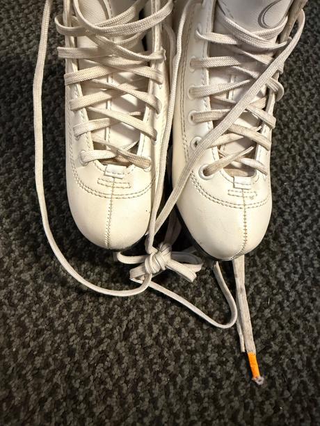 Dievčenské ľadové korcule, 31