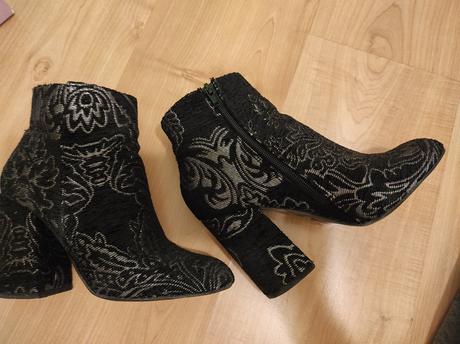 Zaujímavé kotníkové čižmičky, 39