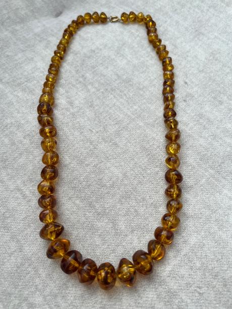 Jantarovy nahrdelnik,