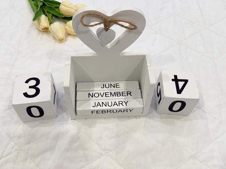 Drevený večný kalendár s romantickým srdcom, 