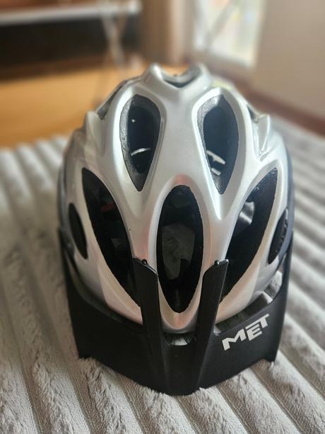 Cyklisticka damska prilba met, s