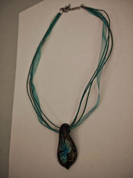 Náhrdelník s originálnym umeleckým príveskom,