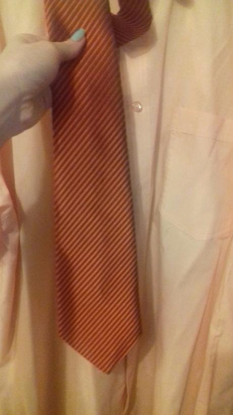 Oranžova košela s kravatou, 45